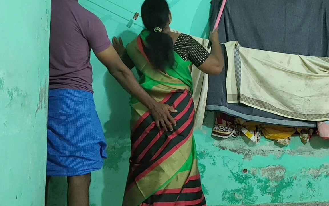 Üvey anne yatak odasının duvarını temizliyor üvey oğluyla gerçek ev yapımı seks yaptım