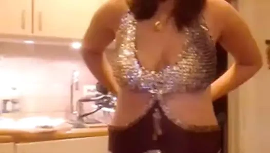 Brets bu elbisenin içinde çok güzel görünüyor.mp4