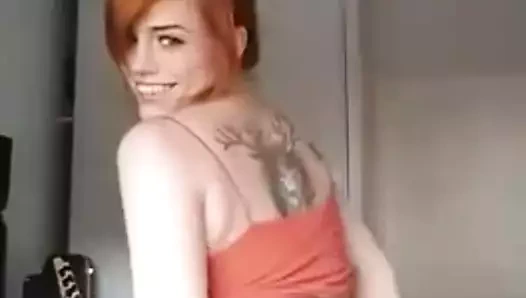 Solgun kızıl saçlı dans ediyor