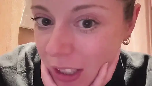 Soyunma odasındayken sert boşalıyor!! Yakalanmamayı umut ediyorum!