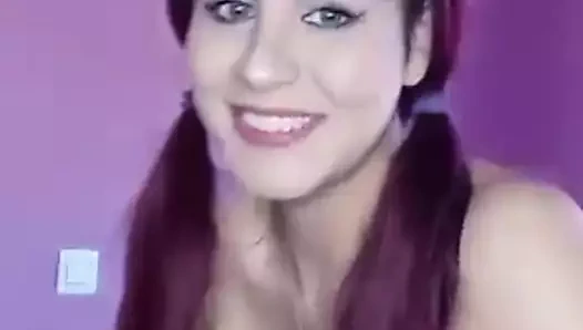 Milf iş gösteri masturbates üzerinde kam