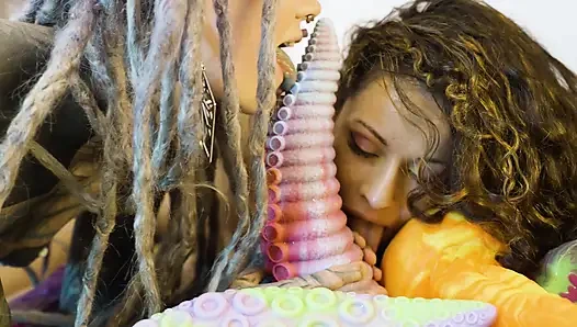 Çılgın anal oyuncak yıkım çığlıkları atan lezbiyenler gökkuşağı file çoraplarıyla geniş açıyor