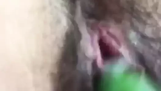 Ely no aguanta la calentura y se masturba con el pepino