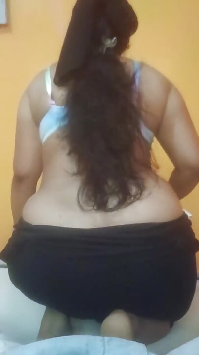 Seksi üvey kız kardeş queen4desi yağlı masaj sikişiyor 69