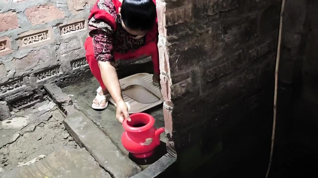 Teyzem işteyken onu uyandırdım ve götünden sikişmeye başladım.