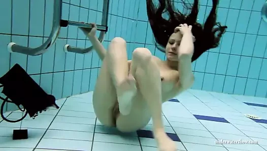 Su altında transparan elbiseyle Kristy