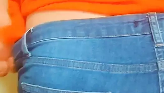 Koca popolu kız dar pantolon giymiş