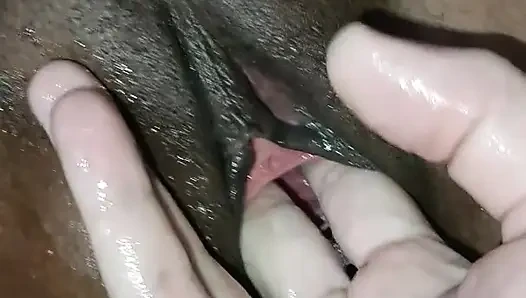 Zenci sıska karım yumrukla sikişiyor ve fışkırtıyor