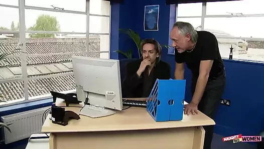 Orta yaşlı seksi kadınlar birkaç sert sikicinin yolunu göstermek için kalçalarını açıyor