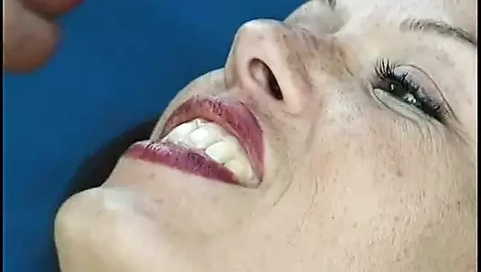 Edepsiz kızıl saçlı bebek açık havada sert sikişten sonra taze spermin tadına bakıyor