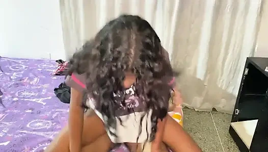 Üvey kızımı odasında yalnız olduğu için sikiyorum