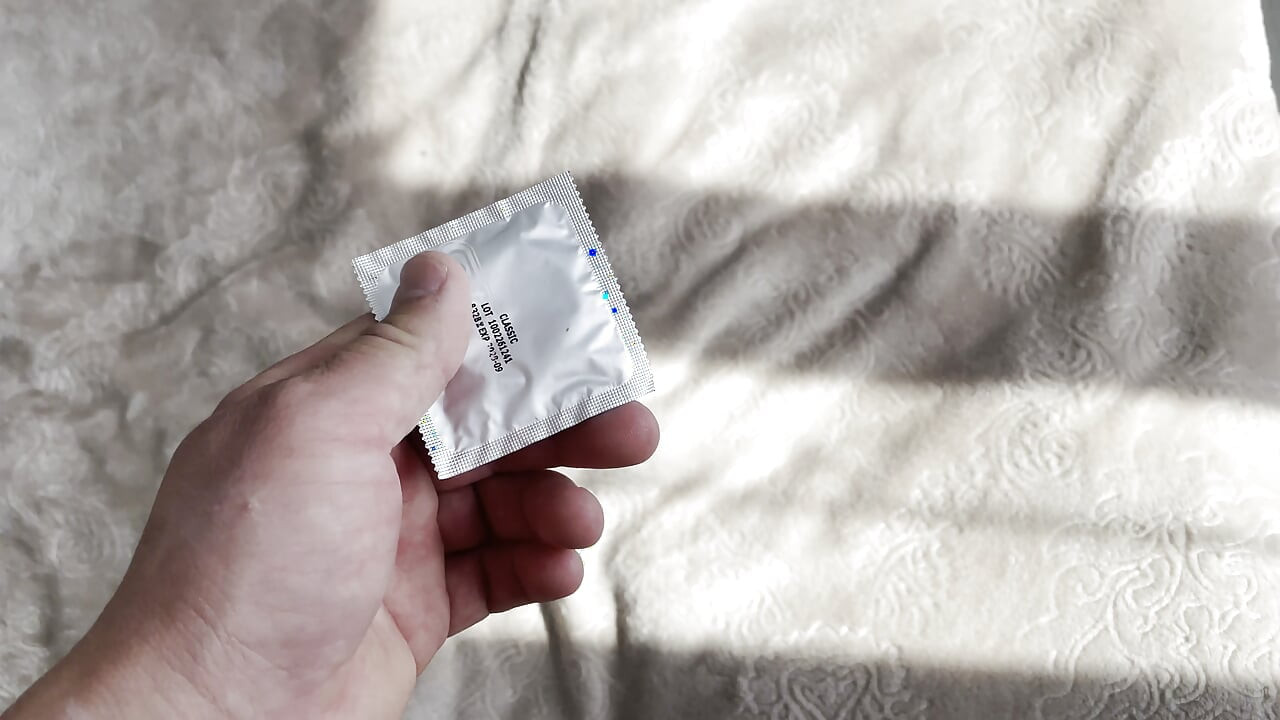 Beni sikmek istiyorsan, prezervatif tak. Üvey erkek ve üvey kız kardeş seks yapıyor