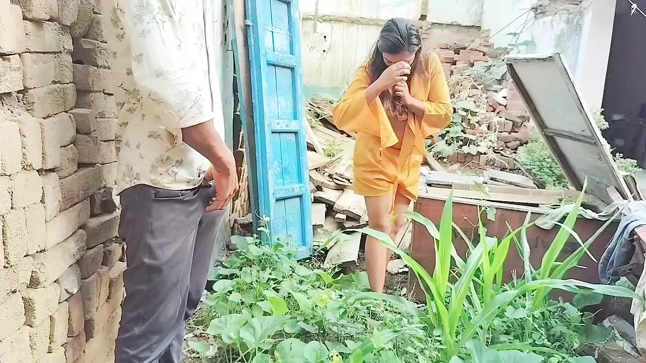 Stepsister went to the field to get vegetables and had sex with her stepbrother there, Outdoor Sex Hindi