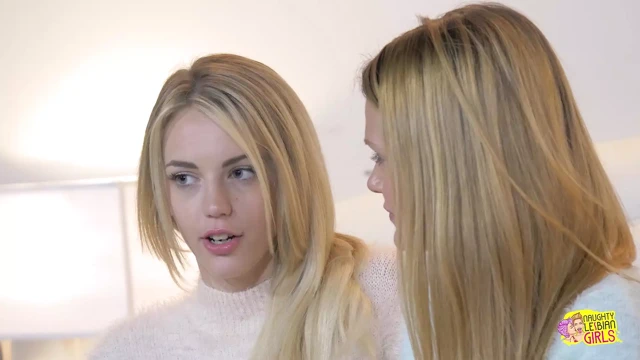 Lezbiyen bir arkadaş seks oyuncağı kullanıyor ve diğerlerini pembe taco yalıyor