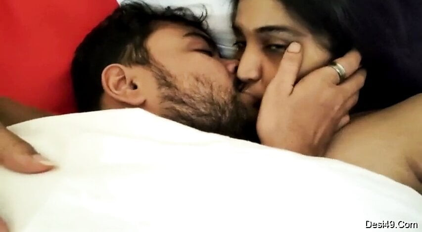 Desi yenge'nin güzel göğüsleri sıcak oral seks 2 ile okşadı