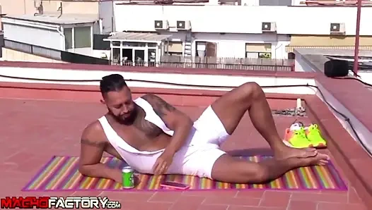 Açgözlü bir komşu Viktor Rom'ı baştan çıkarıyor ve ona hak ettiği büyük yarağını veriyor