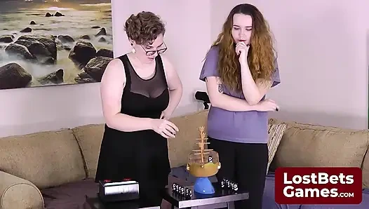 Striptiz yapan korsan penguenler ihtiyatlı oyun oyunu genişletiyor