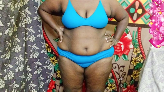 Tamil üvey kız kardeş yeni satın aldığı sutyenini ve külotunu tüm abonelere gösteriyor