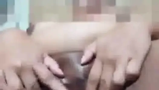 Bakire ve sulu bir vajinaya ağda yapıyor ve sergiliyor