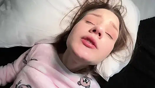 KOCASı SÜREKLI IŞTEYKEN