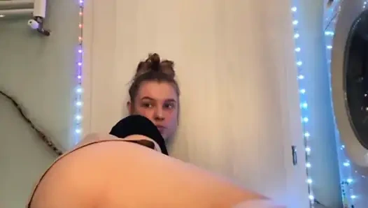 Jucielussie banyoda mastürbasyon yapıyor yakın çekim