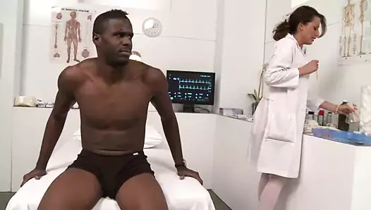 Layla rivera büyük göğüsleriyle jason'ın horozunu iyileştiriyor