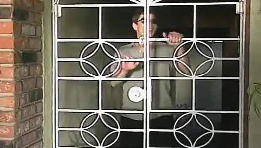 Sarışın hatun açık havada yalanıyor ve sikiliyor