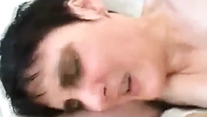 Kıllı kedi anneanne becerdin ve iğne yapmak üzerinde