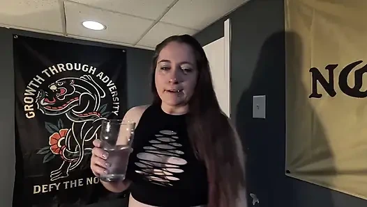 Evli kadınlar ateşli arkadaşını aynı yataktayken götten sikiyor