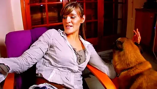 Kısa saçlı alman hizmetçi deliklerini daha önce hiç olmadığı kadar dövülerek alıyor