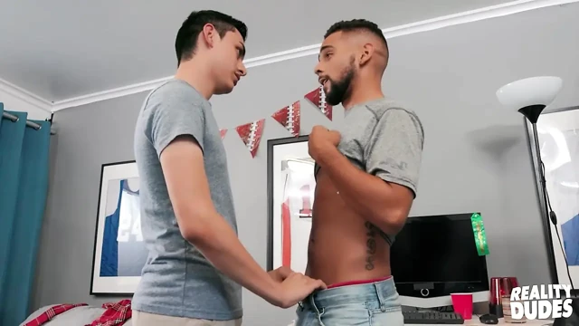 Reality dudes - Chris Manning Ricky Daniels'ın buharlı oda arkadaşı seksi ve kremsi bir sonla rahatlaması için yardımcı oluyor