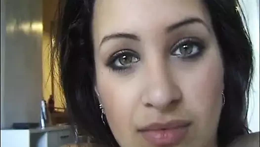 Büyük memeli Erika sikimi emdiriyorum