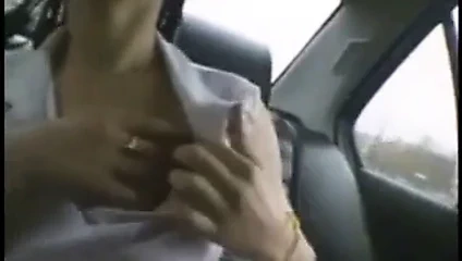 Fransız hatun ne olduğunu gösterir ve bir arabada Mastürbasyon yapar