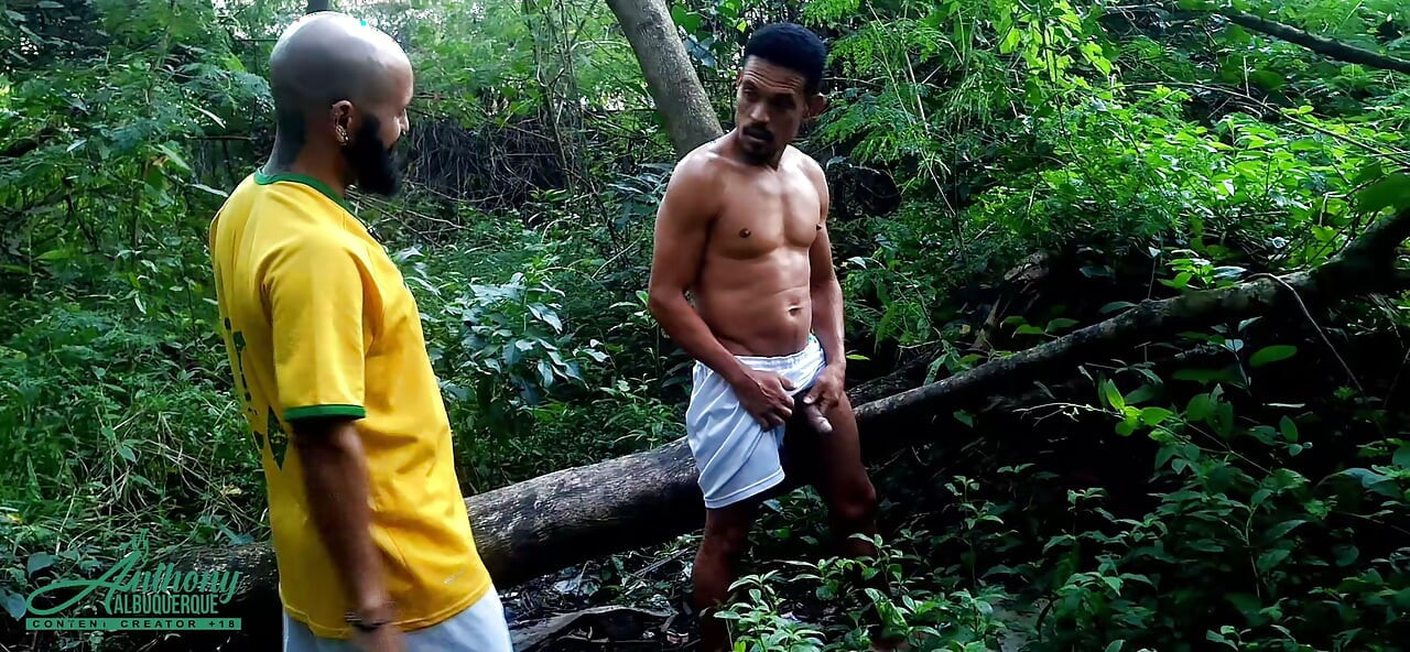 Twink'in yarak yemesi, şaplak yemesi ve cum banyosu