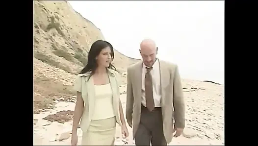 Üvey babam ve ben plajda sikişiyor!