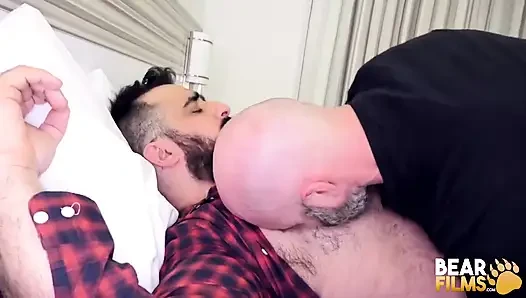 Bearfilms çıplak korucu yarağını mavi heeler sıkı göt deliğine sokuyor