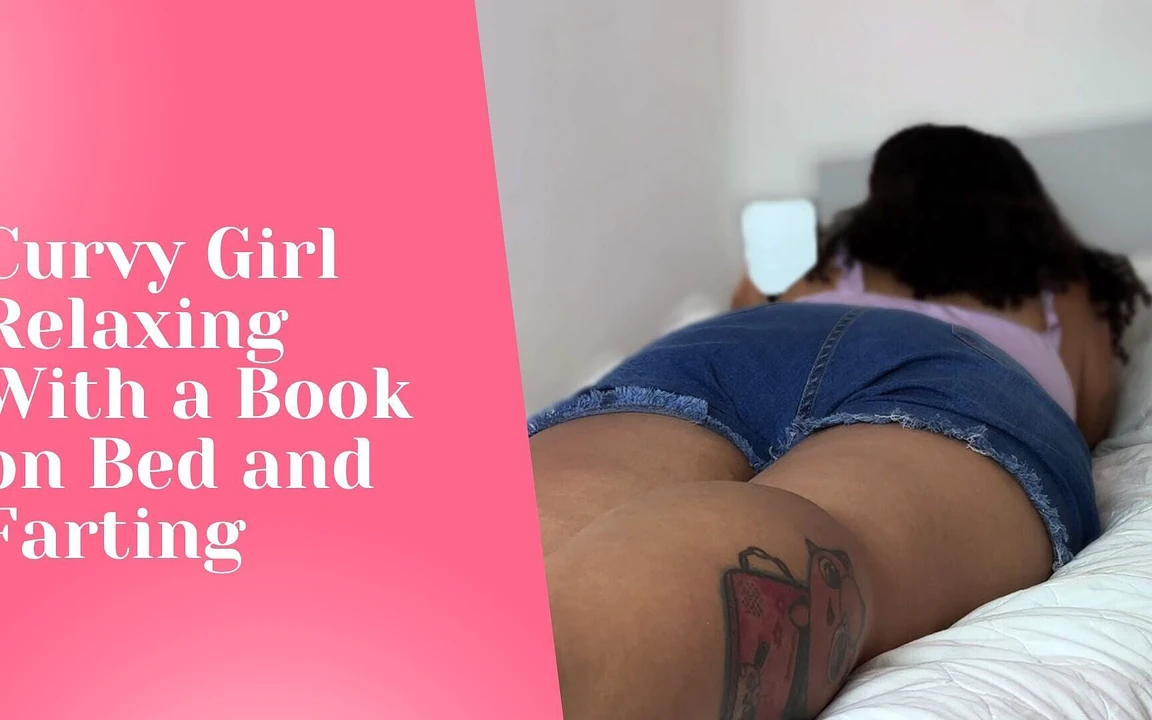 Фигуристая девушка расслабляется с книгой на кровати и пердит