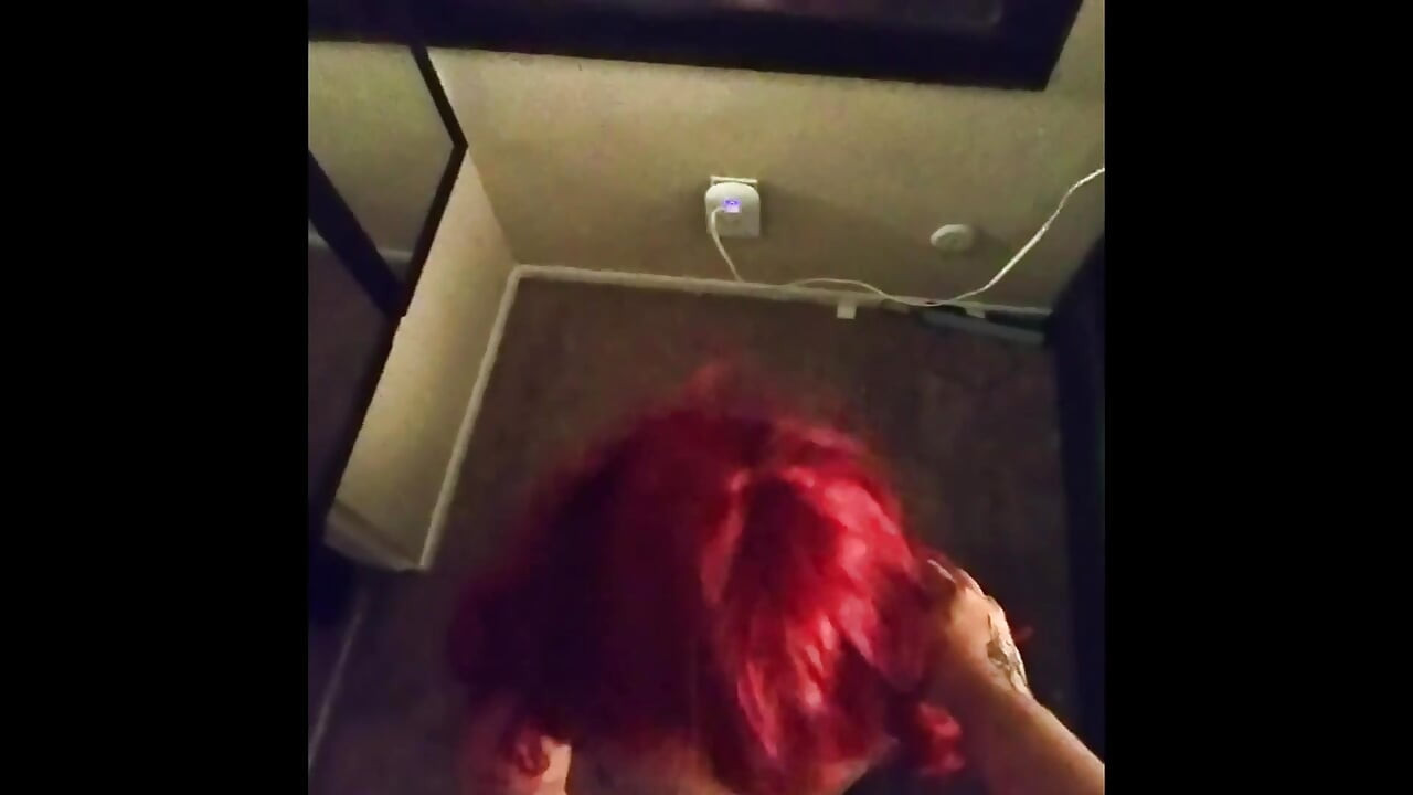 Kızıl saçlı tinder sürtüğün yüzüne boşalıyor ve yutuyor