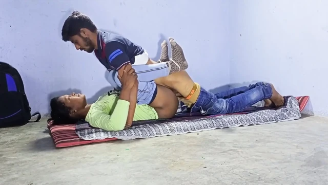 Tamil Hintli üniversiteli kız sınıf odasında erkek arkadaşıyla sikişiyor