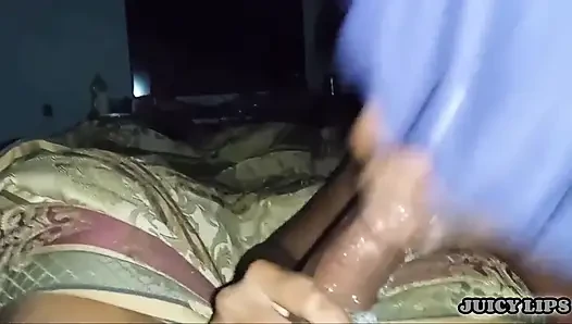 Gece geç saatlerde sulu dudaklar yalayan yarak onu çıldırttı!! yatmadan önce