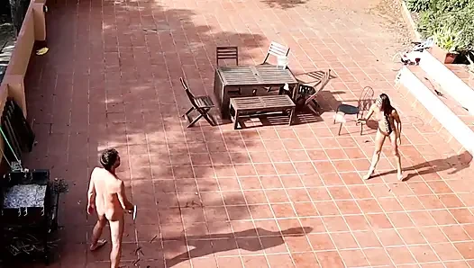 Çift dışarıda avluda oynuyor ve sikişiyor