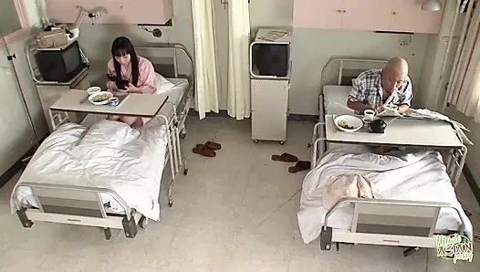 İçeride çılgınca bir şeyler yapıyordu ama sonra bazı adamlar tarafından sikildi.