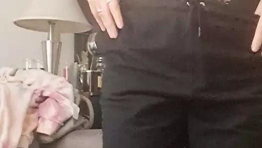 Orta yaşlı seksi kadın zengin hareketlerle otururken seks provası yapıyor