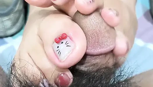 Acoletteyyy'nin dollshoes'tan taze bared ayakları yarak kafasını o kadar gıdıklıyor ki boşalmasından sonra onu sertçe boşalttı