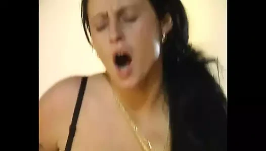 Orta yaşlı seksi kadın garip erkeklere emmesi ve sikişmesi için sürpriz yapıyor. Ne yaptıklarını biliyorlar ve çaba gösteriyorlar