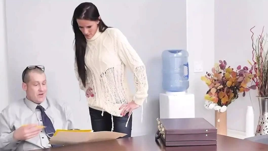 Familystrokes - 18 yaşındaki minik bebek üvey annesi ve üvey babasının yönlendirmesi altında satış görevlisini sikiyor