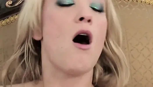 Deri çizmeli sarışın sürtük