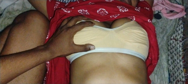 Seksi kızın güzel göğüsleri ve kötü görünüyor