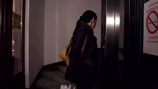 Ateşli Sürtük Mutfakta Ve Oturma Odasında Çifte Sikiliyor