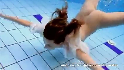 Şirin zuzanna havuzda çıplak yüzüyor